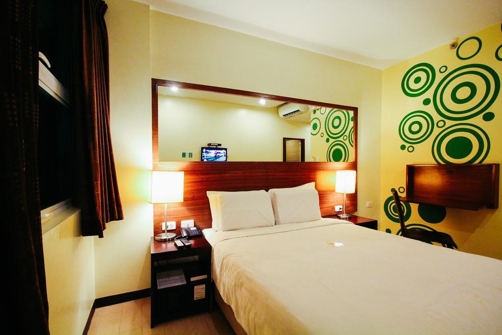 Go Hotels Bacolod Room photo